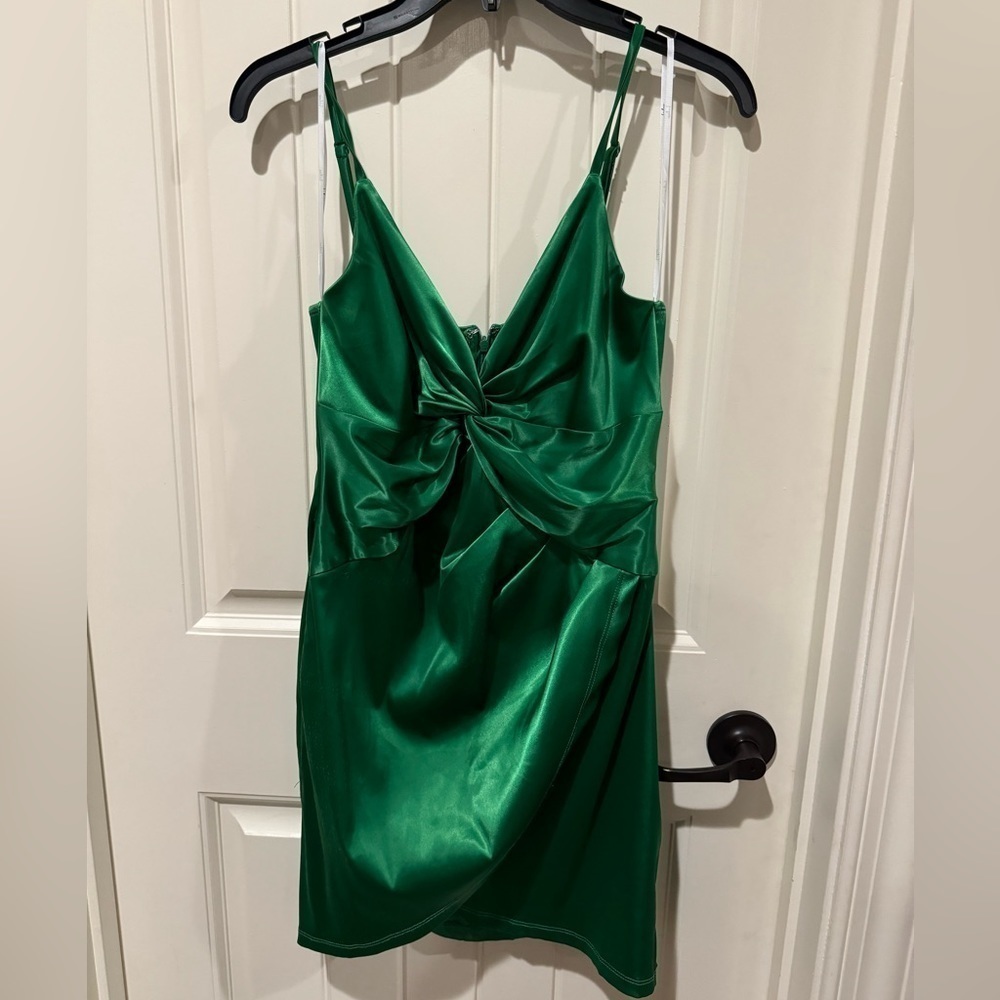 Lulus satin green dress, perfect for Mardi Gras - Picture 2 of 3